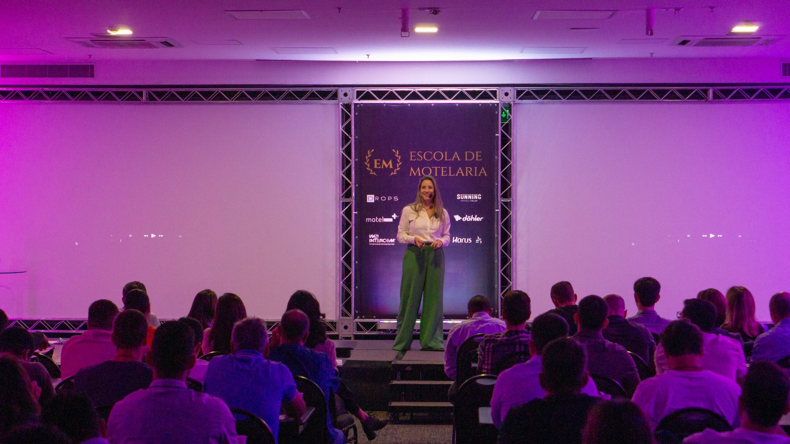 Aline em palestra para o setor moteleiro