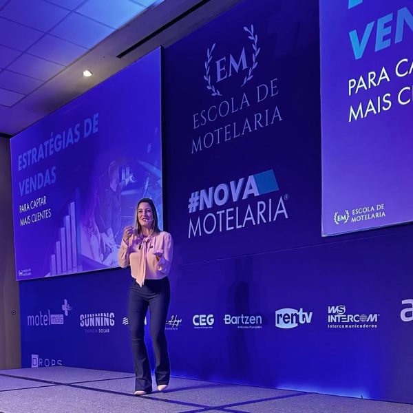 Aline Pivetta Maia palestrando na Escola de Motelaria