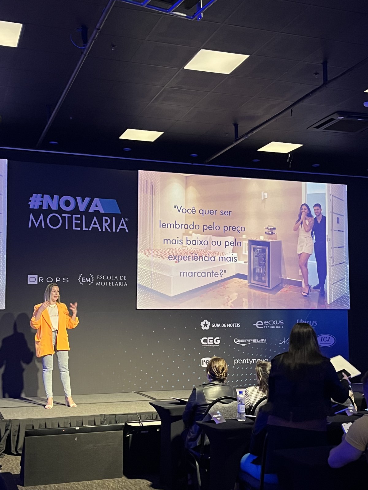 Aline na Escola de Motelaria ao vivo