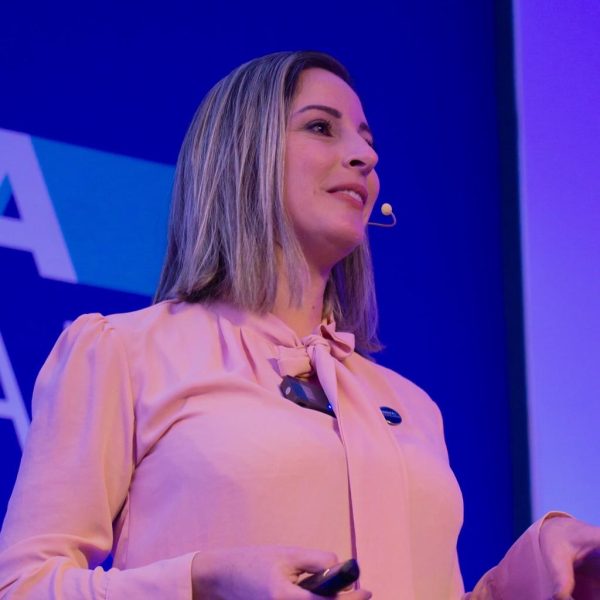 Aline Pivetta Maia em evento da Escola de Motelaria