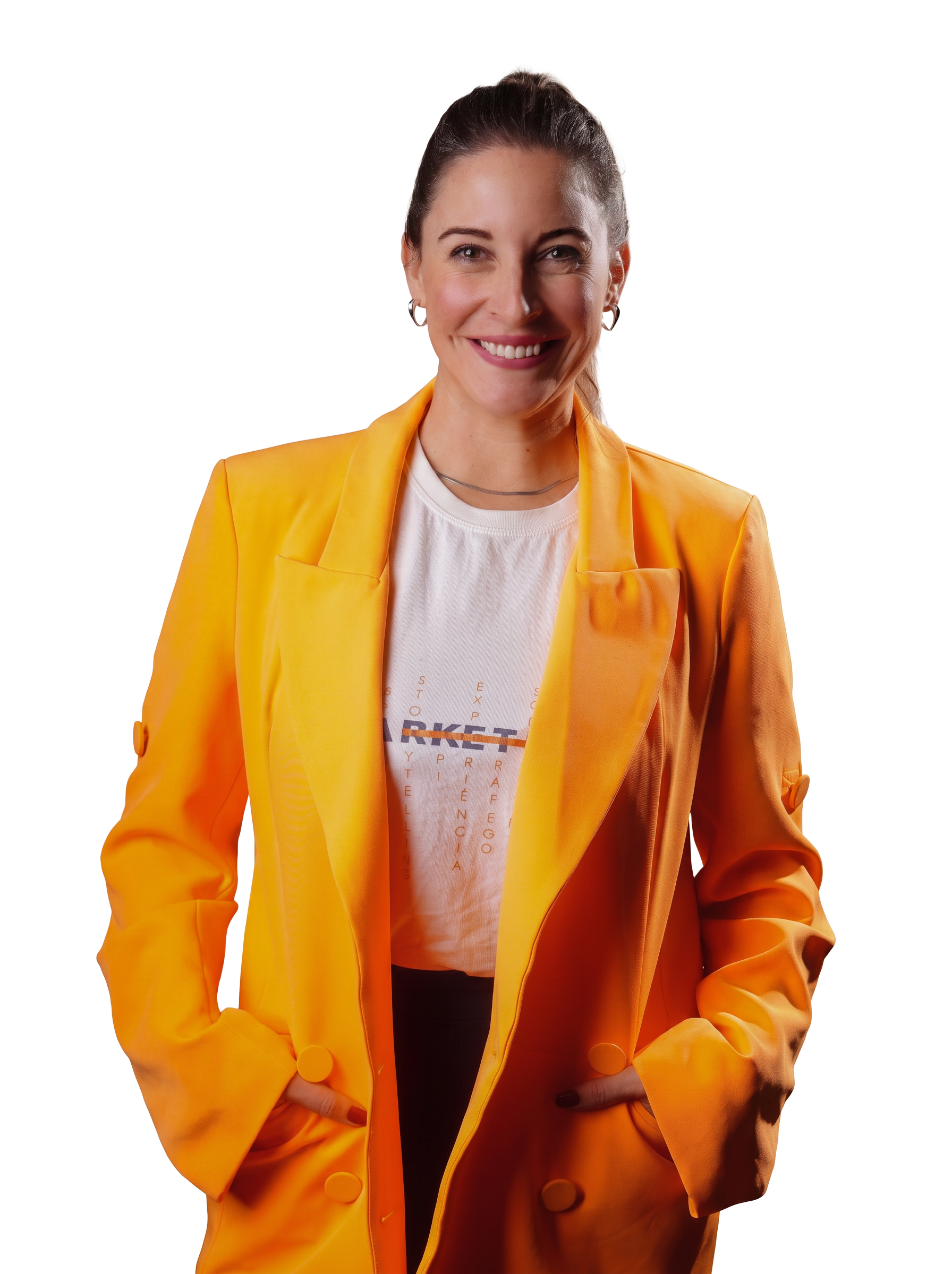 Aline, a Kuka, sorrindo de blazer amarelo